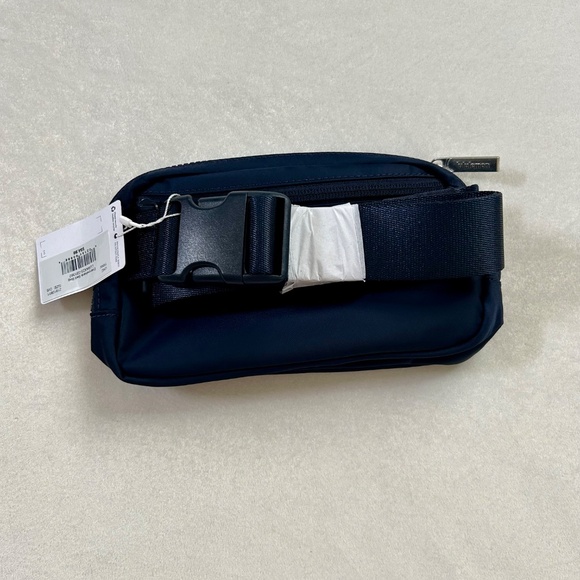 NWT lululemon Everywhere Belt Bag - Picture 6 of 10